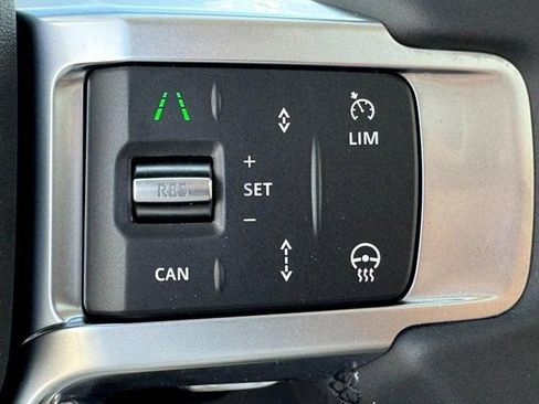 Used 2025 Land Rover Discovery Dynamic SE AWD/4WD image 32