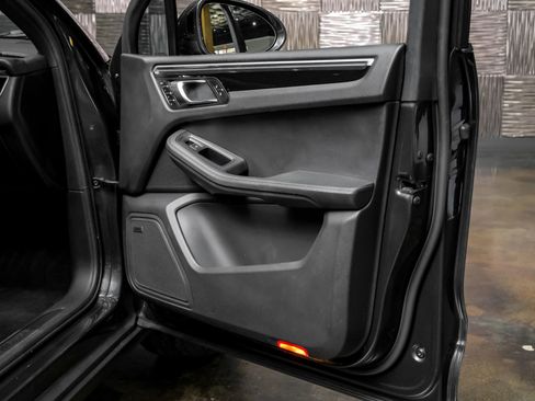 Used 2017 Porsche Macan AWD/4WD image 48
