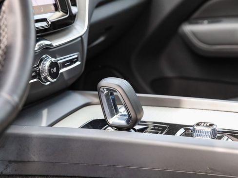 Used 2025 Volvo XC60 B5 Plus image 23