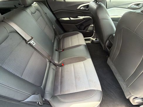 Used 2025 Chevrolet Trax LT FWD image 33