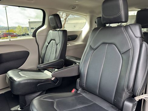 Used 2023 Chrysler Pacifica Touring-L FWD image 10