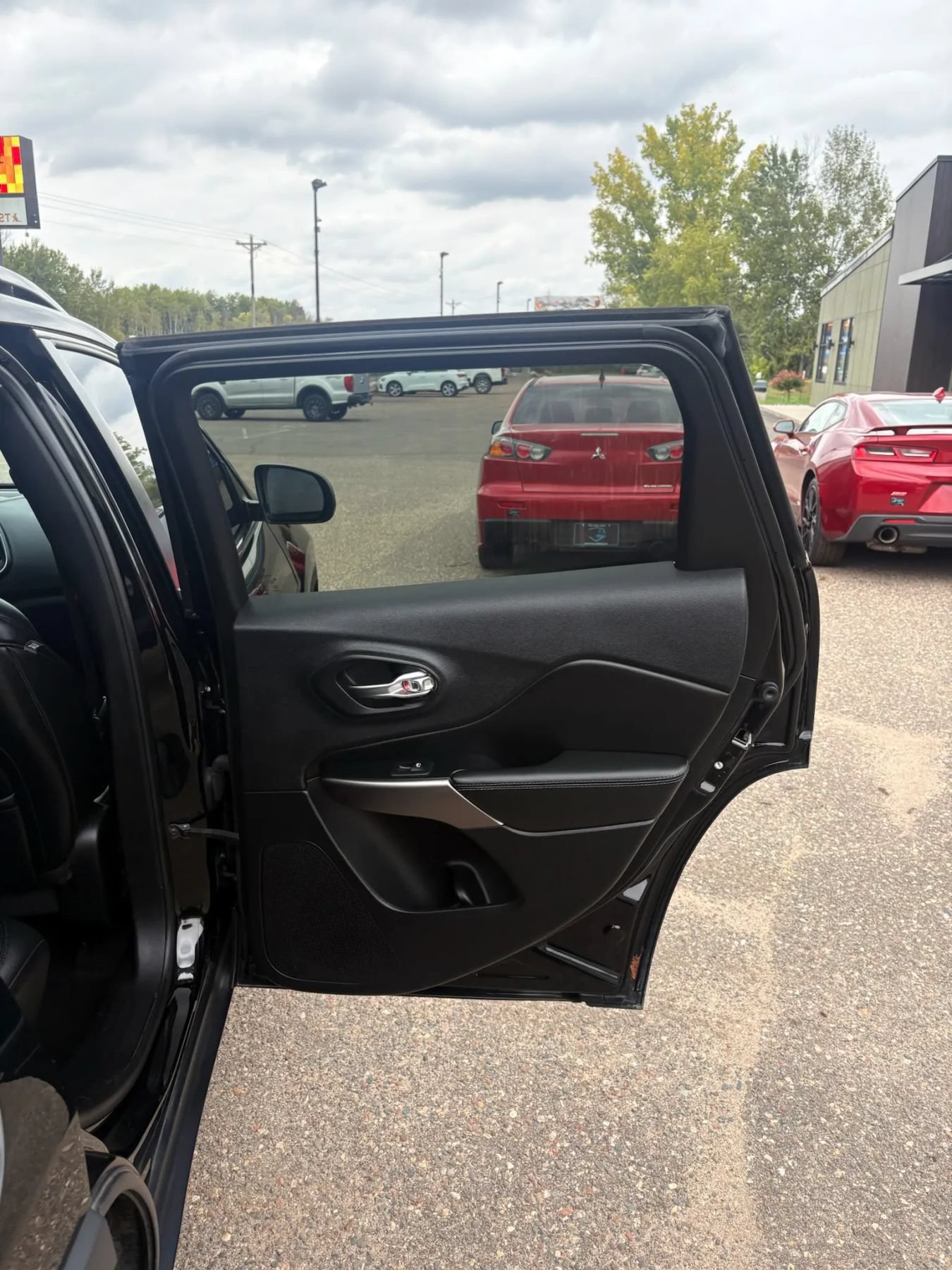 Used 2019 Jeep Cherokee Latitude Plus AWD/4WD image 36