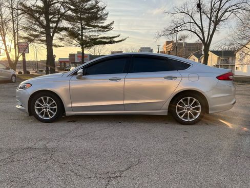 Used 2017 Ford Fusion SE w/ Fusion SE Technology Package image 4