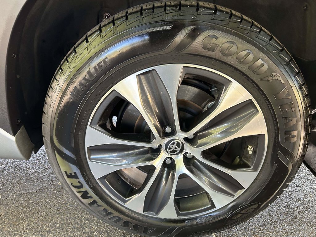 Used 2020 Toyota Highlander XLE AWD/4WD image 7