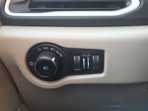 Used 2023 Chrysler Pacifica Touring-L image 32