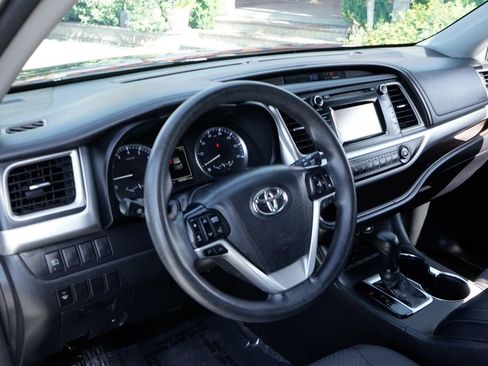 Used 2017 Toyota Highlander LE image 17