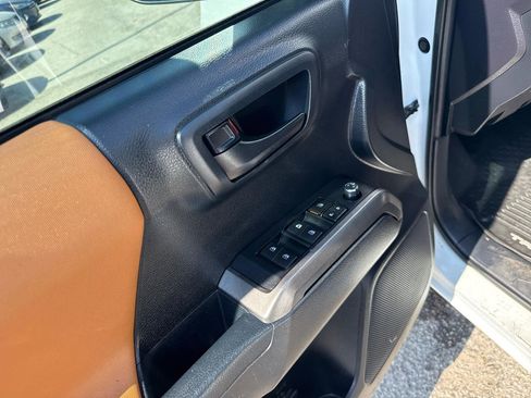 Used 2018 Toyota Tacoma SR5 RWD image 12