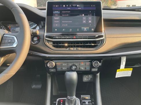 New 2025 Jeep Compass Latitude w/ Sun & Sound Group AWD/4WD image 18