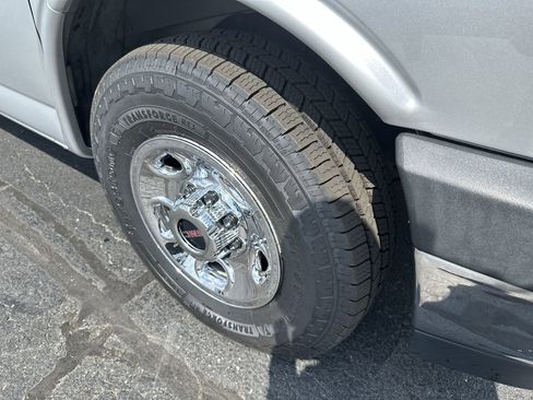 Used 2017 GMC Savana 2500 LT w/ LT Preferred Equipment Group image 10