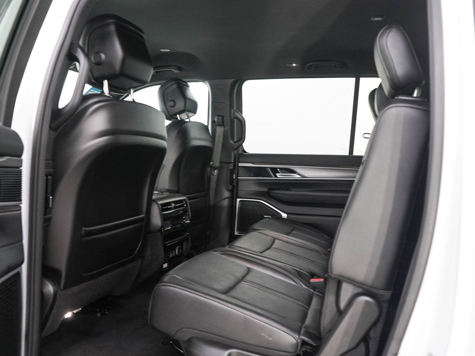 Used 2025 Jeep Wagoneer L Series II w/ 8-pass Seating Package AWD/4WD image 19