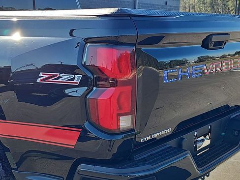 Used 2024 Chevrolet Colorado Z71 w/ Z71 Convenience Package 2 AWD/4WD image 38