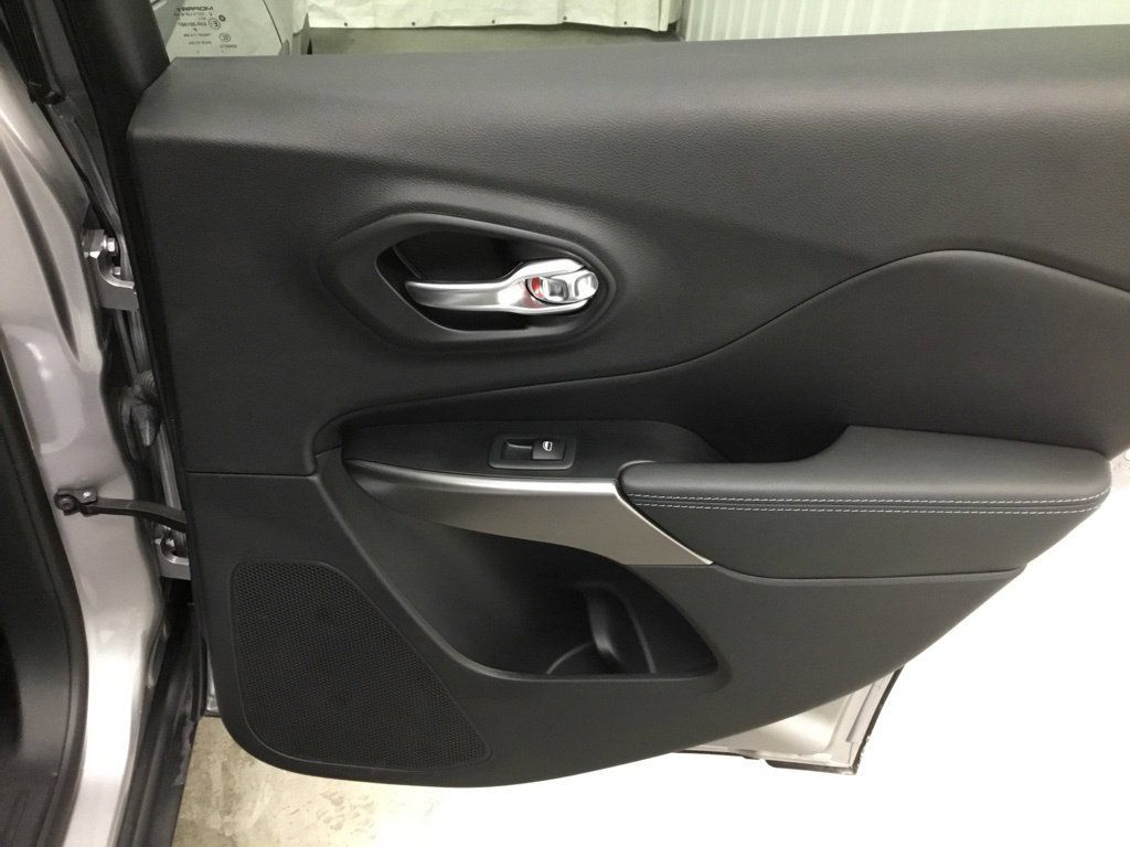 Used 2019 Jeep Cherokee Latitude Plus w/ Cold Weather Group AWD/4WD image 42