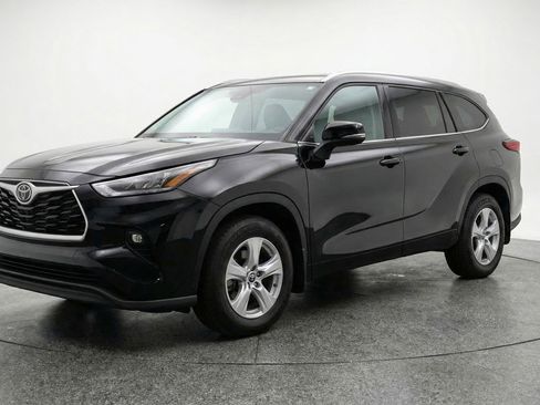 Used 2025 Toyota Highlander LE image 3