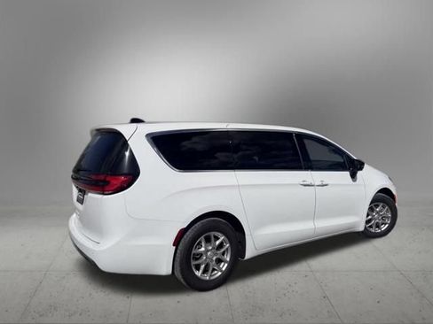 New 2027 Chrysler Pacifica Select FWD image 6