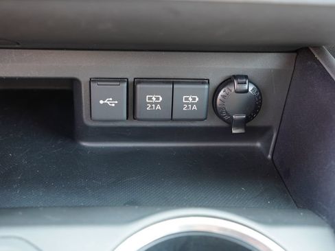 Used 2021 Toyota Highlander XLE AWD/4WD image 31