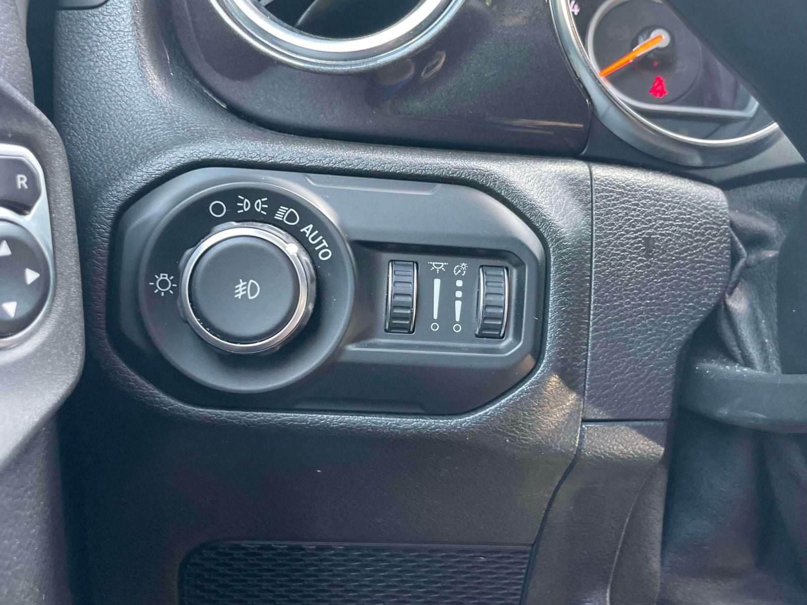 Used 2020 Jeep Wrangler Unlimited Sahara AWD/4WD image 19