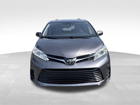 Used 2020 Toyota Sienna LE FWD image 2