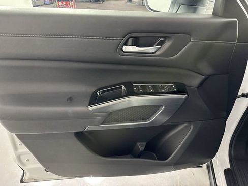 Used 2025 Nissan Pathfinder SL AWD/4WD image 20