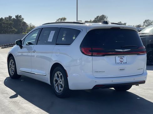 Used 2023 Chrysler Pacifica Limited FWD image 3