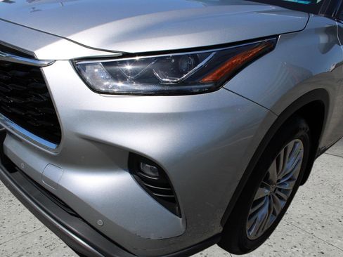 Used 2024 Toyota Highlander Platinum image 10