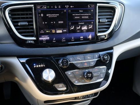 Used 2023 Chrysler Pacifica Touring-L image 27