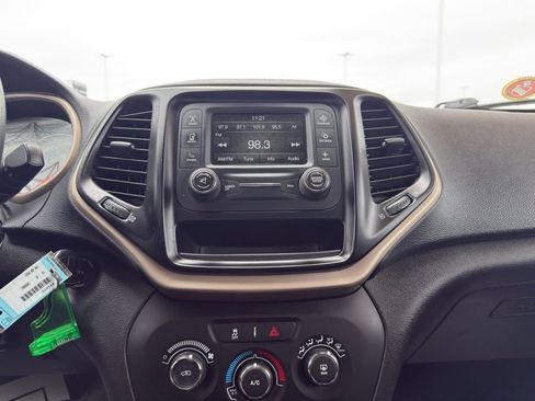 Used 2015 Jeep Cherokee Sport FWD image 13