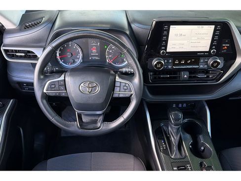 Used 2022 Toyota Highlander LE AWD/4WD image 16