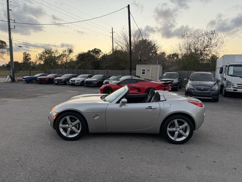Used 2009 Pontiac Solstice Convertible w/ Preferred Package image 7
