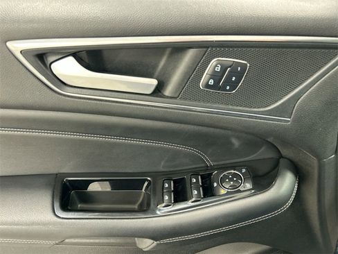 Used 2018 Ford Edge Titanium image 11