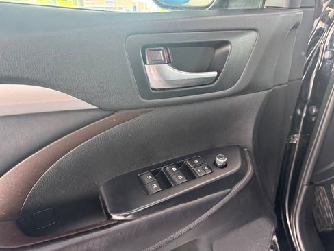 Used 2019 Toyota Highlander XLE FWD image 3
