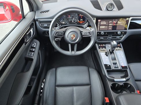 Certified 2025 Porsche Macan image 15