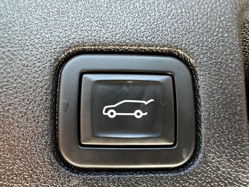 Used 2020 Chevrolet Equinox Premier image 23