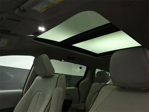 Used 2020 Chrysler Pacifica Limited w/ Advanced Safetytec Group image 19