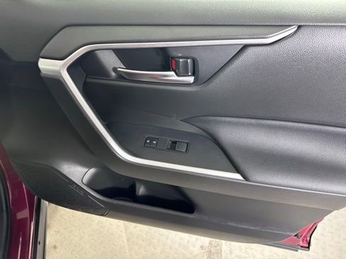 Used 2021 Toyota RAV4 XLE Premium image 10