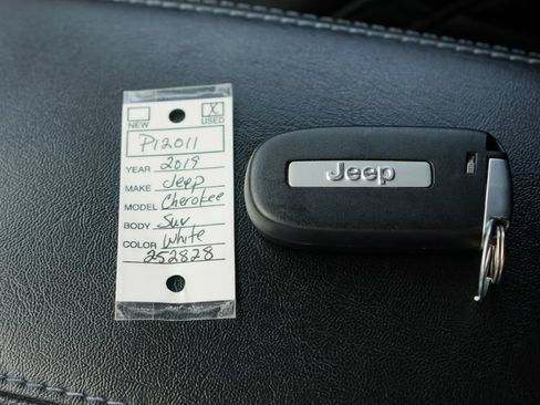 Used 2019 Jeep Cherokee Latitude Plus w/ Cold Weather Group AWD/4WD image 34