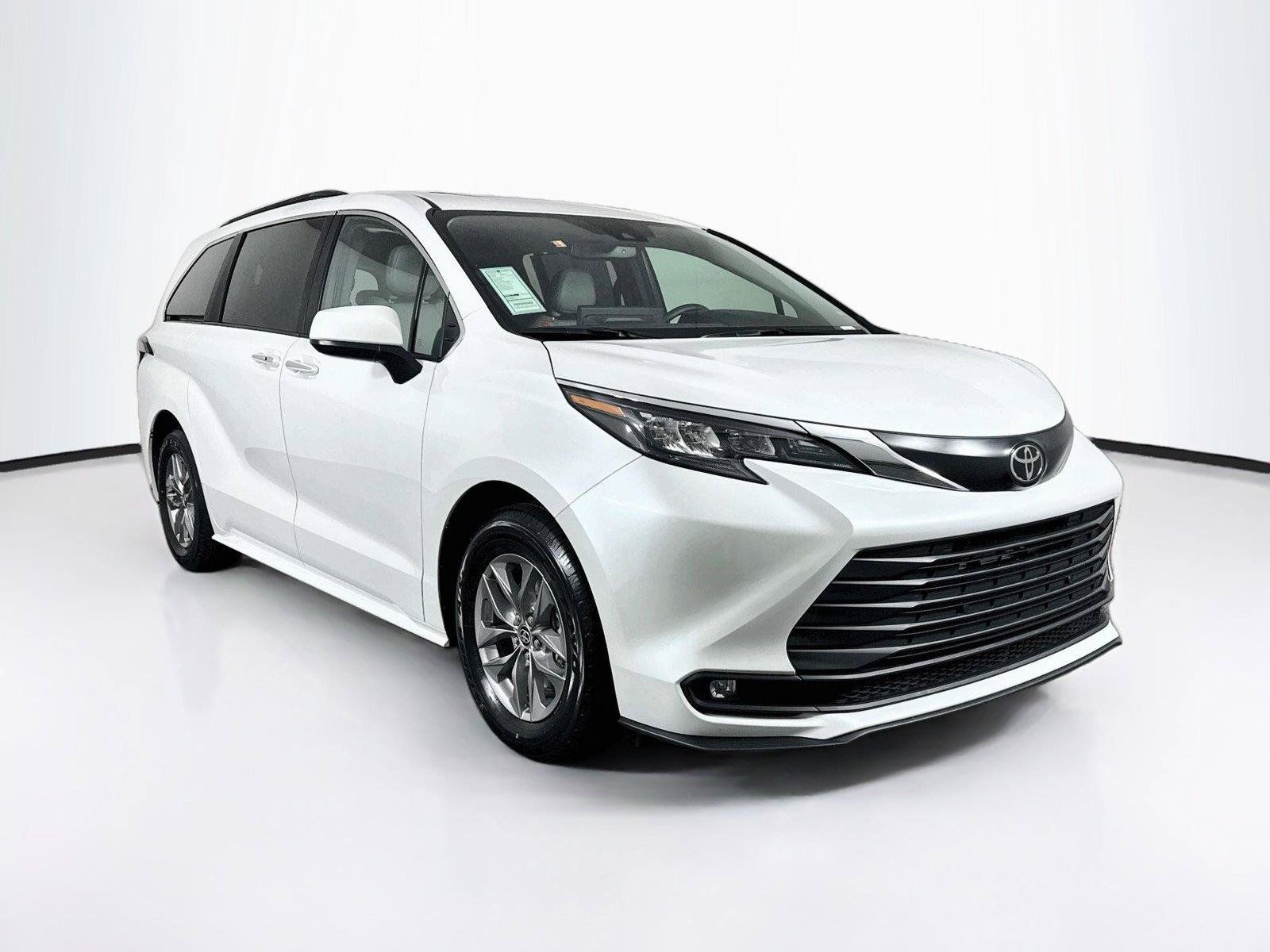 Certified 2026 Toyota Sienna XLE FWD image 10
