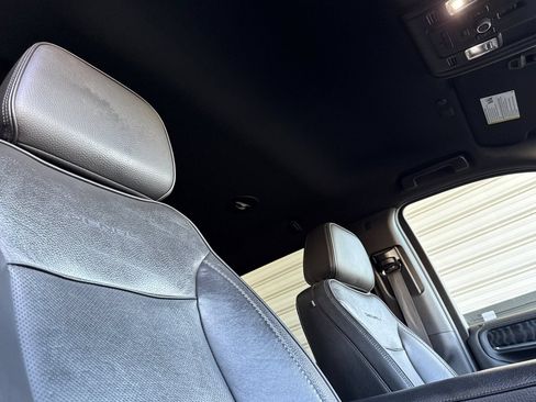 Used 2022 GMC Yukon XL Denali AWD/4WD image 19