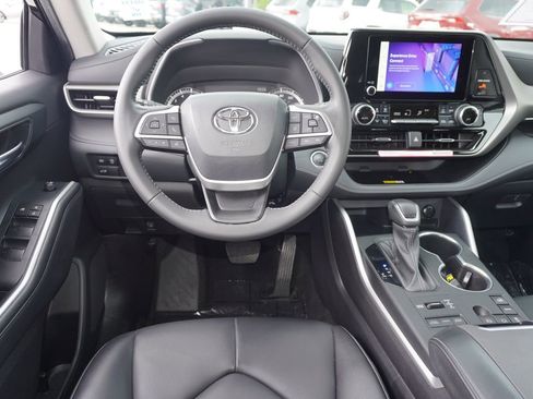 Certified 2024 Toyota Highlander XLE AWD/4WD image 14