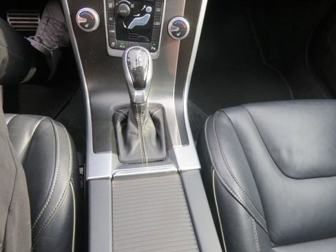 Used 2015 Volvo XC60 T6 R-Design image 22