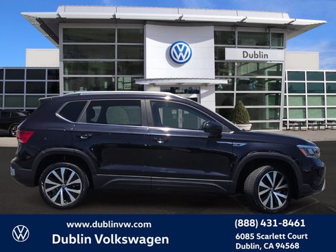 Certified 2023 Volkswagen Taos SE w/ Panoramic Sunroof Package FWD image 3