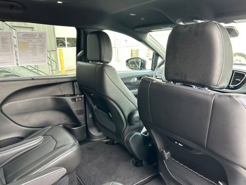 Used 2025 Chrysler Pacifica Select image 32