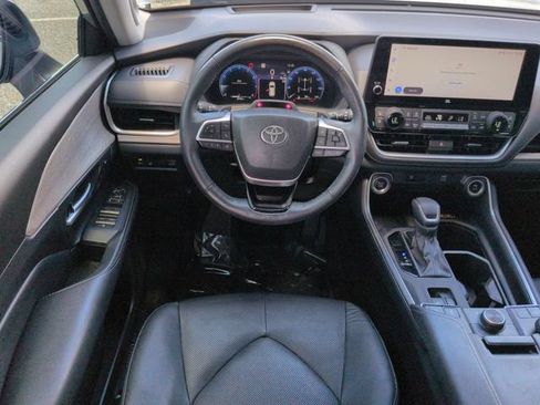 Used 2024 Toyota Grand Highlander AWD image 16