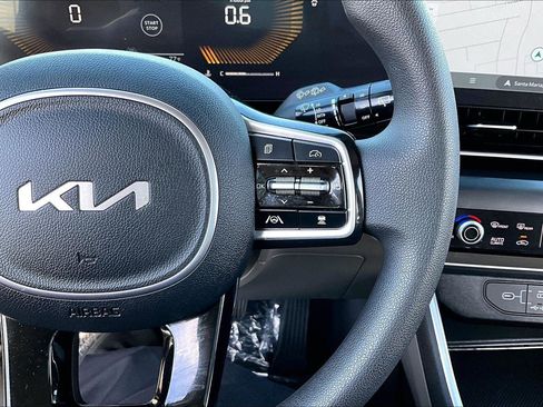 Used 2025 Kia Carnival LX image 17