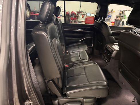 Used 2023 Jeep Wagoneer Series III w/ Preferred Equipment Group AWD/4WD image 16