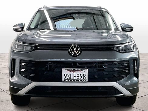 Used 2025 Volkswagen Tiguan SE image 3