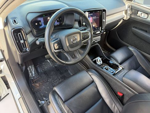 Used 2023 Volvo XC40 B5 Plus AWD/4WD image 4