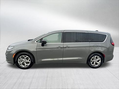 Certified 2024 Chrysler Pacifica Limited FWD image 8