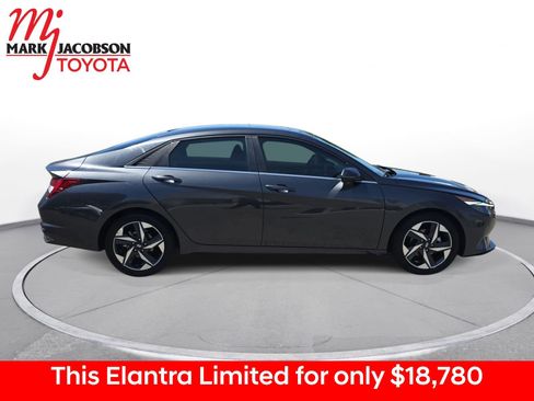 Used 2022 Hyundai Elantra Limited FWD image 7