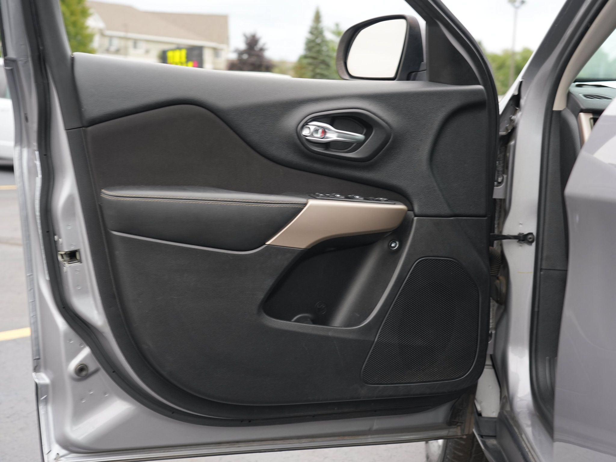 Used 2018 Jeep Cherokee Latitude w/ Safety Group AWD/4WD image 14