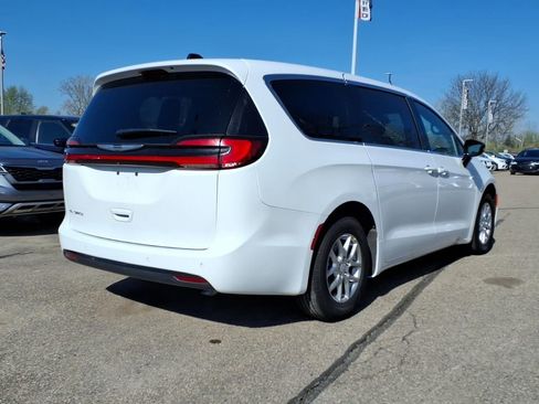 Used 2026 Chrysler Pacifica Select FWD image 11